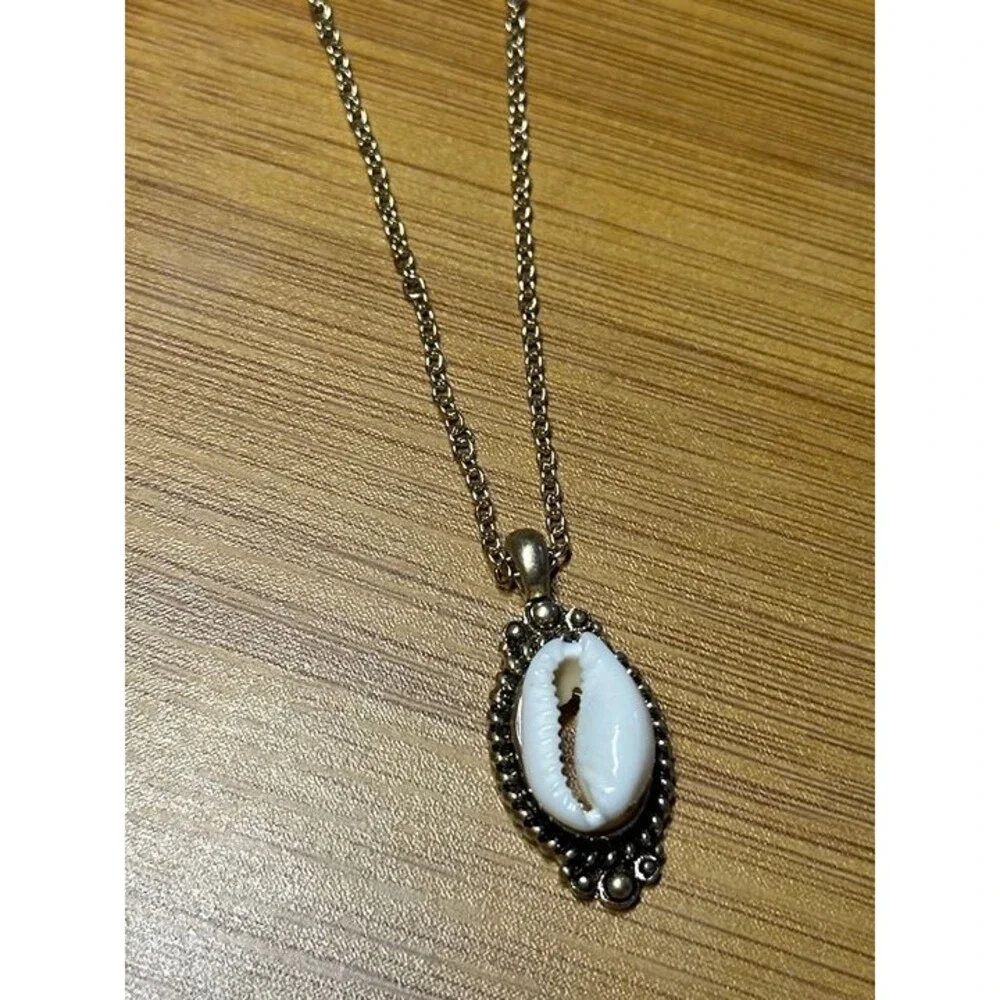 Lovisa Gold Tone Cowrie Shell Pendant Necklace Beach Boho Style New with Tags
